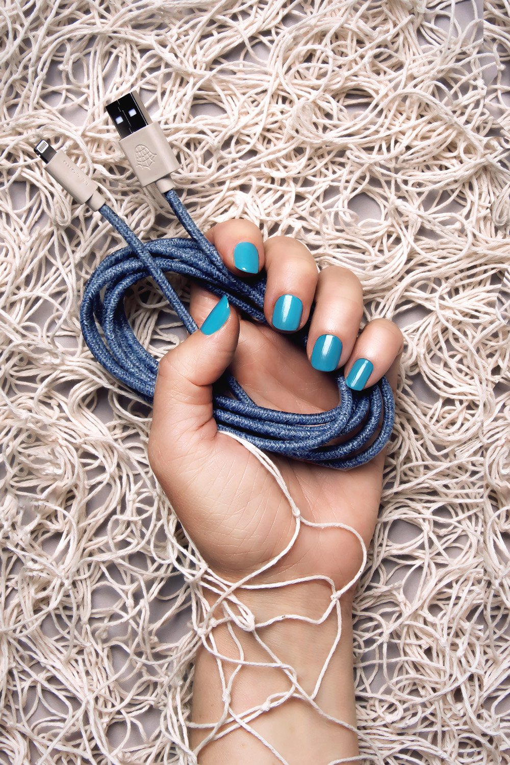 Câble Lightning Bleu pour iPhone · 2 mètres · Fabriqué à partir de filets de pêche recyclés Livraison 7 jours